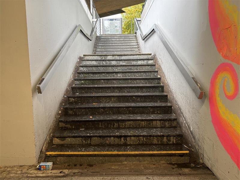 Sieht versifft aus: der Treppenaufgang am Stader Bahnhof.