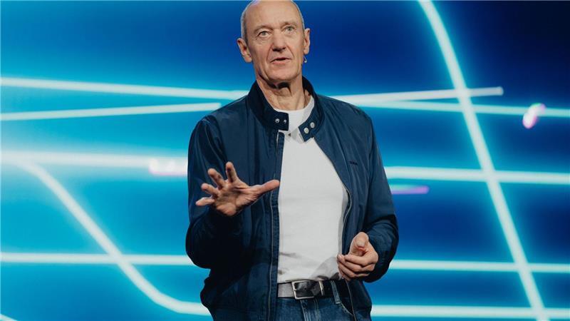 Siemens-Boss Roland Busch kündigte mehrere KI-Initiativen für die Industrie an. 