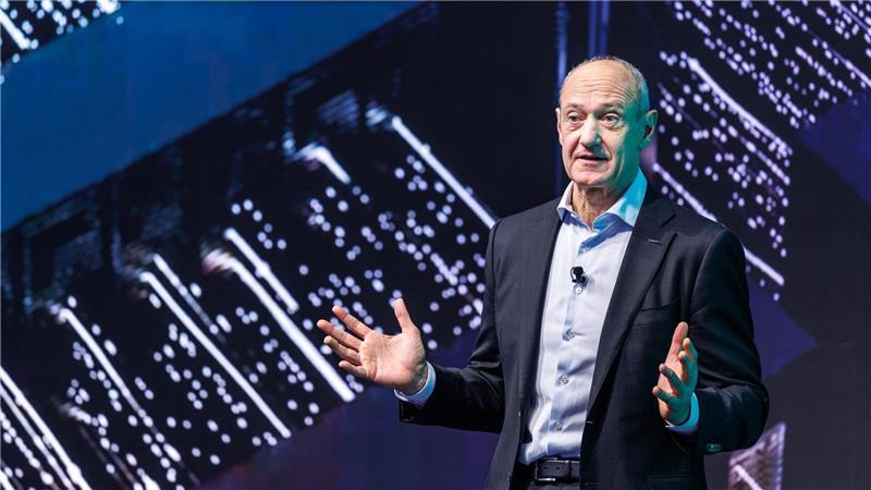 Siemens hat unter Konzernchef Roland Busch das dritte Jahr in Folge mit einem Rekordgewinn beendet.