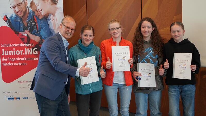 Schüler des Athenaeum sind beim Schülerwettbewerb Junior.ING erfolgreich Sientje Schmidt, Anna Gudlin, Philine Uhlenbruch und Viktoria Pönitz der Klasse 7fl erreichten den zweiten Platz - bei der Übergabe der Urkunden durch den Jury-Vorsitzenden Prof. Dr. Uwe Groth.