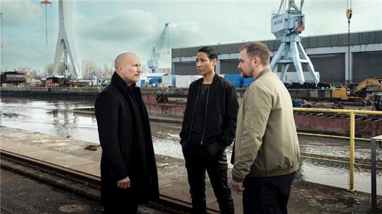 Sietas-Werft als Filmkulisse: Die "Lessen Handels GmbH" erörtert das Geschehen der letzten Nacht. Lothar Lessen (Benno Fürmann) gibt Mareike Kramer (Annabelle Mandeng) und Achim Wieczorek (Florian Schmidtke) neue Anweisungen (von links).