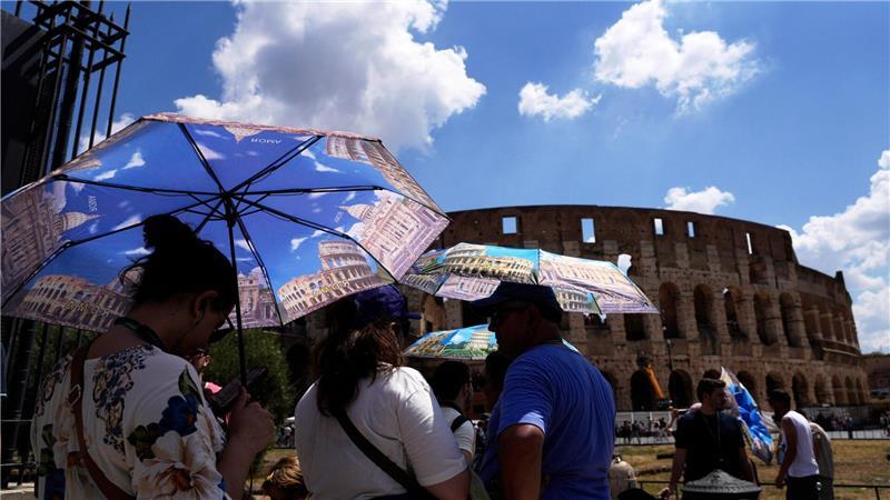 Hitze im Urlaub: Wo ist es erträglich, wo nicht? Sightseeing in Italiens Hauptstadt besser mit (Sonnen-)Schirm