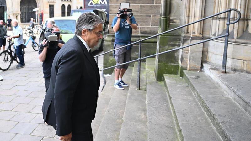 Willi Lemkes Abschiedsspiel: Viel Prominenz bei Trauerfeier Sigmar Gabriel (SPD) kommt zur Trauerfeier im Bremer Dom.