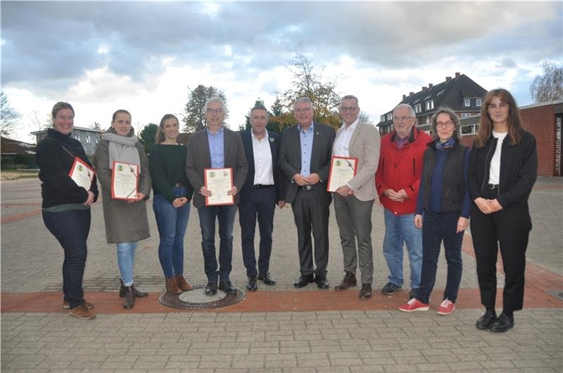 Wie Schulen im Kreis Stade ihren Energieverbrauch dauerhaft gesenkt haben Signe Baumhauer (Grundschule Guderhandviertel), Adrienne Möhrke (Grundschule Steinkirchen), Anja Reetz (Grundschule Jork), Olaf Hesse (Schulzentrum Jork) mit den Bürgermeistern Timo Gerken, Matthias Riel und Knut Willenbockel sowie Bettina Baron (e&u) Hartmut Sprick (50/50-concep) und Klimamanagerin Phoebe Schütz (von links). Foto: Felsch