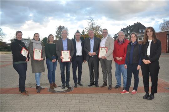 Signe Baumhauer (Grundschule Guderhandviertel), Adrienne Möhrke (Grundschule Steinkirchen), Anja Reetz (Grundschule Jork), Olaf Hesse (Schulzentrum Jork) mit den Bürgermeistern Timo Gerken, Matthias Riel und Knut Willenbockel sowie Bettina Baron (e&amp;u) Hartmut Sprick (50/50-concep) und Klimamanagerin Phoebe Schütz (von links). Foto: Felsch