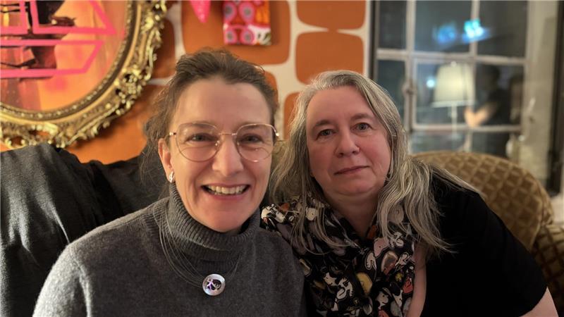 Sigrid Bernhard (links) und Berit Vöge aus Stade hatten einen tollen Abend im Deck 2.