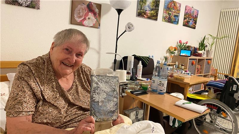 Von Glitzersteinen und flotten Sprüchen: Nachtwache im Seniorenheim Sigrid Döring ist die halbe Nacht wach. Da liest sie oder hört Musik beim Diamond Painting.