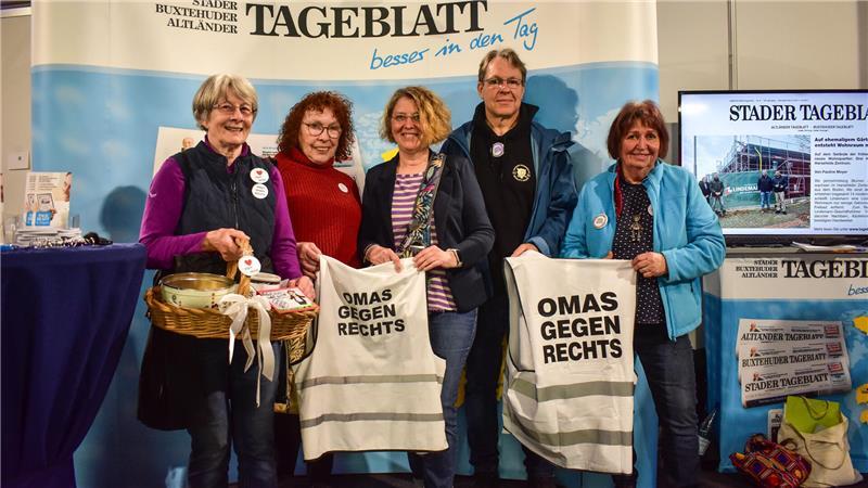 Sigrid Kuss (links) engagiert sich bei den Omas gegen Rechts.