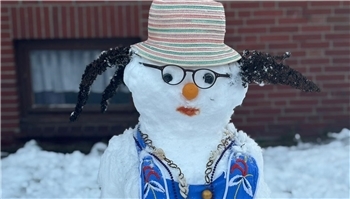 Sigrid Retz hat von ihren Enkelkindern Jooke Malu (10) und Piet (7) aus Horneburg einen Schneefrau mit wilder Frisur gebaut bekommen.