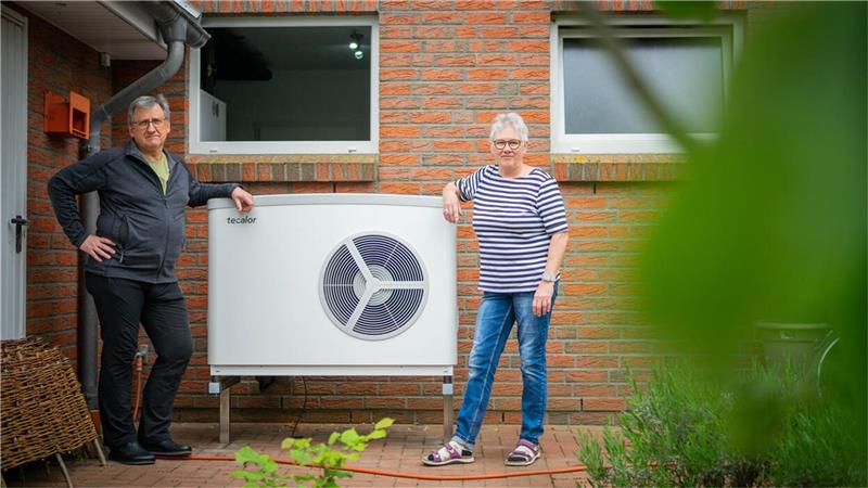 Sigrid und Richard-Stephen Köhler sind zufrieden: die Wärmepumpe ist installiert. Den Kompressor, der die Luft ansaugt, haben die beiden auf der Rückseite ihres Wohnhauses montieren lassen. Foto: Hartmann