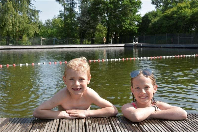 Silas (7) und seine Schwester Merja (10) waren die Ersten, die die Badequalität im Naturbad in Sauensiek testen durften. Fotos: Felsch