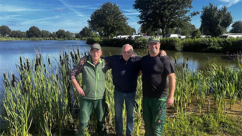 Beach-Life, Party, Oldtimer: Zum Abschied gibt Krautsand alles Silas Menter (rechts) führt den Campingplatz Am Leuchtturm mit viel Unterstützung aus der Familie - auch sein Vater Heinz Menter und sein Schwiegervater Gerd Lenzing (links) packen mit an.