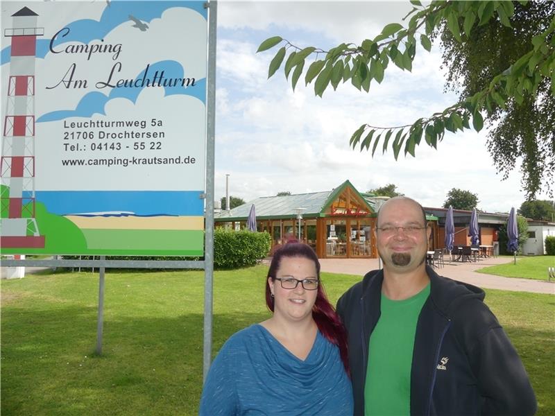 Silas und Jennifer Menter führen seit Anfang August den Campingplatz Am Leuchtturm auf Krautsand. Sie haben viel vor: Er soll behutsam modernisiert werden, um die Auslastung zu verbessern. Foto: Knappe