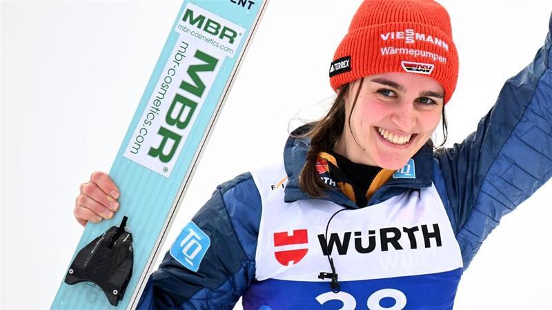 Mit „sieben Zwetschgen“ zu WM-Silber: Freitag belohnt sich Silbergewinnerin Freitag freut sich nach ihrem WM-Coup.
