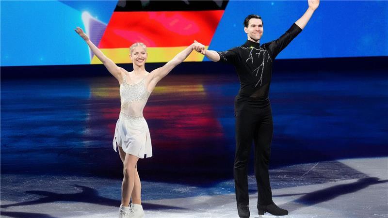 Silberglanz auf dem Eis: Hase/Wolodin danken nach Kür dem Publikum