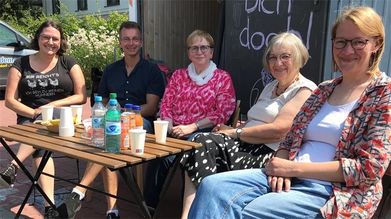 Silke Appel aus Groß Sterneberg, Pastor Markus Weseloh aus Hammah, Marianne Bardenhagen aus Düdenbüttel, Renate Kirchner aus Himmepforten und Pastorin Johanna Gorka, ebenso aus Himmelpforten.