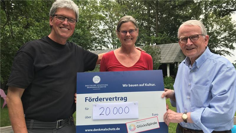 Silke Kienecker und Dieter Loerwald (von links) freuen sich über die Zuwendung der Deutschen Stiftung Denkmalschutz (DSD), die Ortskurator Reinhold Kolck symbolisch überreicht.