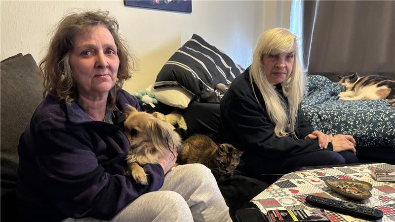 Silke Kurth (links) und Heidi Krause leben seit Monaten ohne Heizung im Hochhaus in der Grünendeicher Straße 2. Beide suchen händeringend eine neue Wohnung.