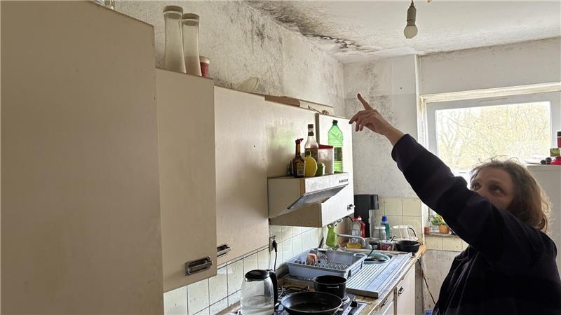 Silke Kurth zeigt den Schimmel in ihrer Küche.