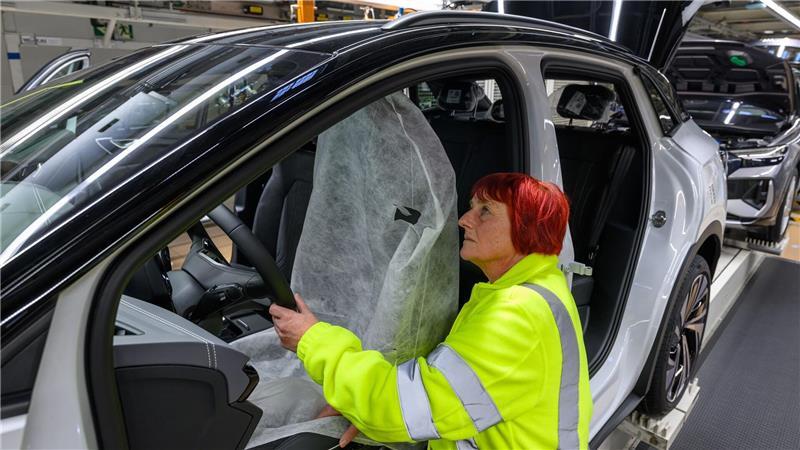 Silke Novotny aus der Qualitätssicherung im Zwickauer Volkswagen-Werk kontrolliert den Innenraum eines ID.4 an der Produktionslinie.