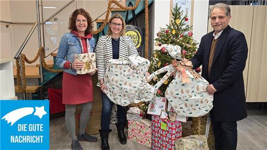 Silke Russ-Moje (links) und Stefanie Scholl von der Stade Marketing und Tourismus GmbH freuen sich mit Amir Afschartabbar über die Geschenke, die bereits abgegeben wurden.