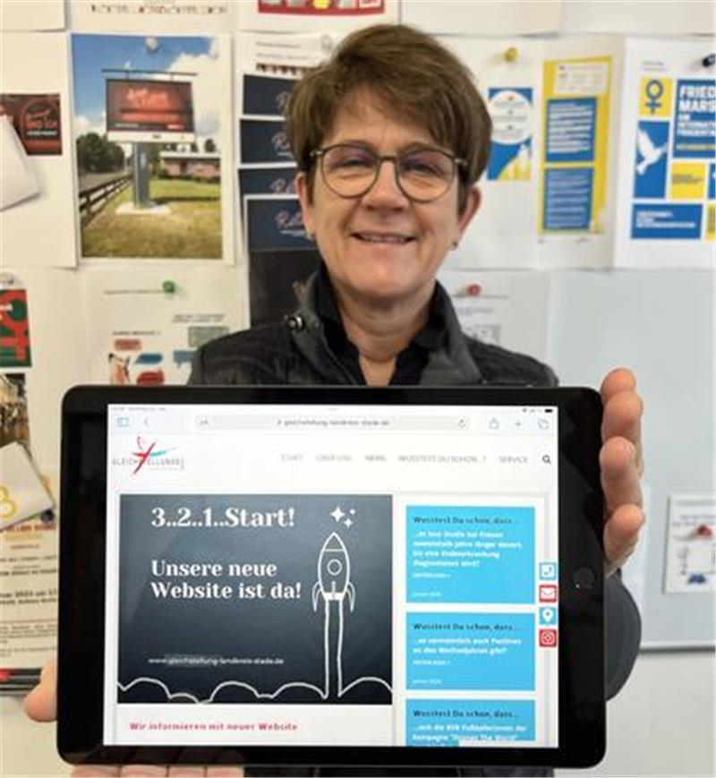 Gleichstellungsbüro des Landkreises Stade modernisiert seine Website Silke Stelling vom Gleichstellungsbüro zeigt die neue Homepage.