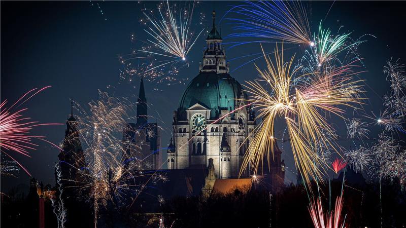 Silvesterraketen gehören zum Jahreswechsel dazu – in privaten Händen können sie aber gefährlich sein. (Archivbild)