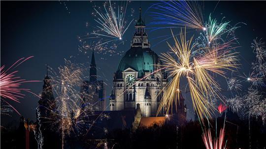 Silvesterraketen gehören zum Jahreswechsel dazu – in privaten Händen können sie aber gefährlich sein. (Archivbild)