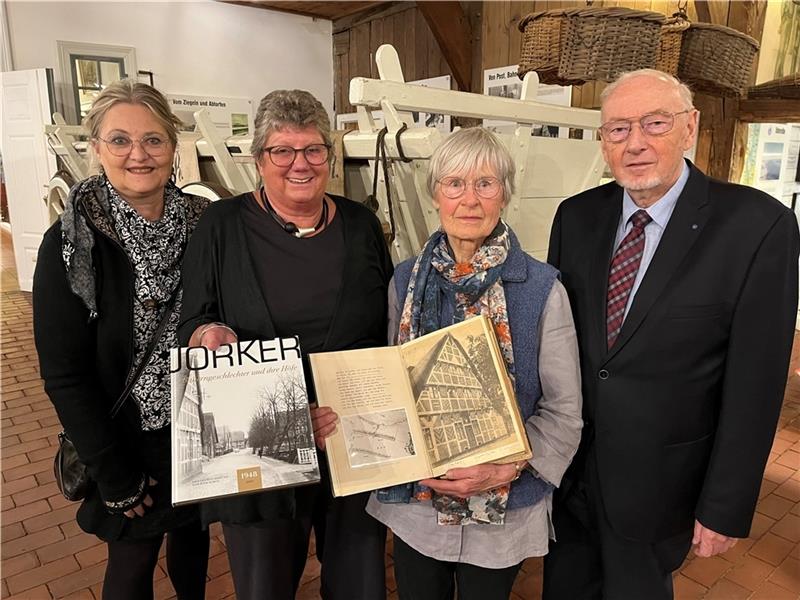 Buch über wahre Altländer und ihre Höfe Silvia Hotopp-Prigge, Susanne Höft-Schorpp, Frauke Thiem und Claus Ropers präsentieren das neue und das alte Siemens-Buch. Foto: Vasel