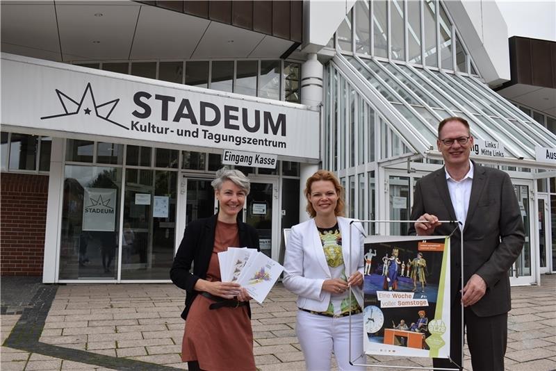 Silvia Stolz (Mitte) und Lea Redlich mit Wolfgang Schult, Sparkasse Stade-Altes Land, die das Junge Theater als Hauptsponsor unterstützt. Foto: Weselmann