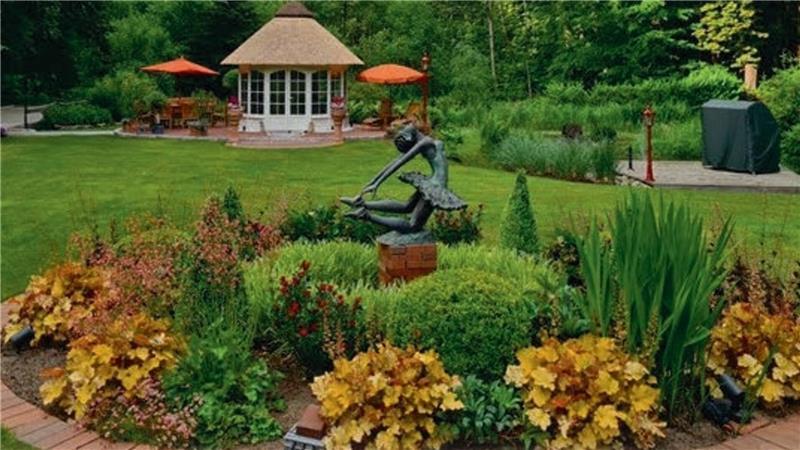 Silvia und Günther Hülß aus Nottensdorf laden in ihr gut 5000 Quadratmeter großes parkähnliches Gartenparadies ein.