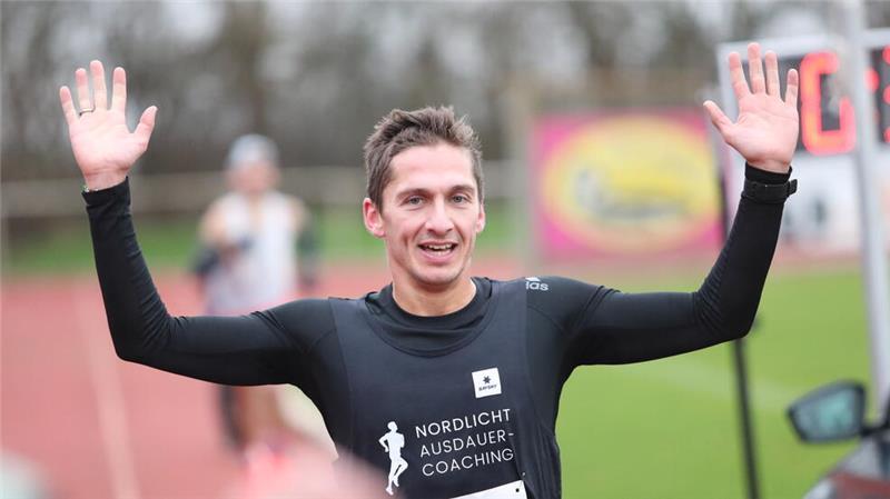 Silvesterlauf: Selbst die langsamste Läuferin kommt lächelnd ins Ziel Simon Bäcker gewinnt den Zehn-Kilometer-Lauf in 32:42 Minuten.