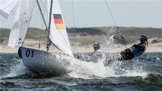 Simon Diesch und Anna Markfort aus Deutschland in Aktion Olympische Disziplin 470 Mixed.
