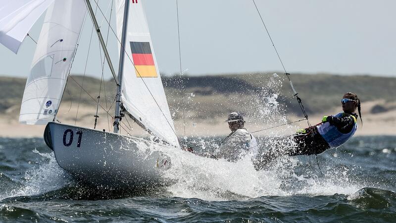 Simon Diesch und Anna Markfort segeln bei der 470er-Mixed-WM vor Mallorca am Sonntag im Finale um eine Medaille.