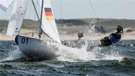 Simon Diesch und Anna Markfort segeln bei der 470er-Mixed-WM vor Mallorca am Sonntag im Finale um eine Medaille.