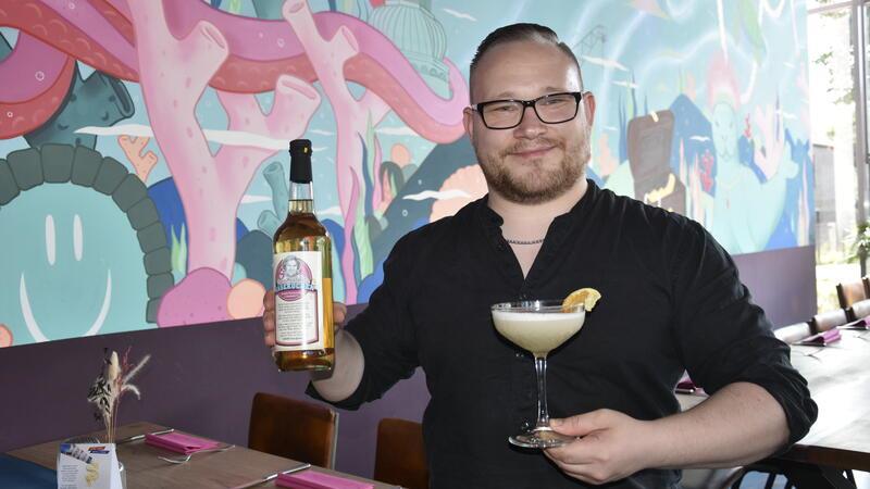 Simon Günther vom Klapperina mit einem Cheesecake sour.