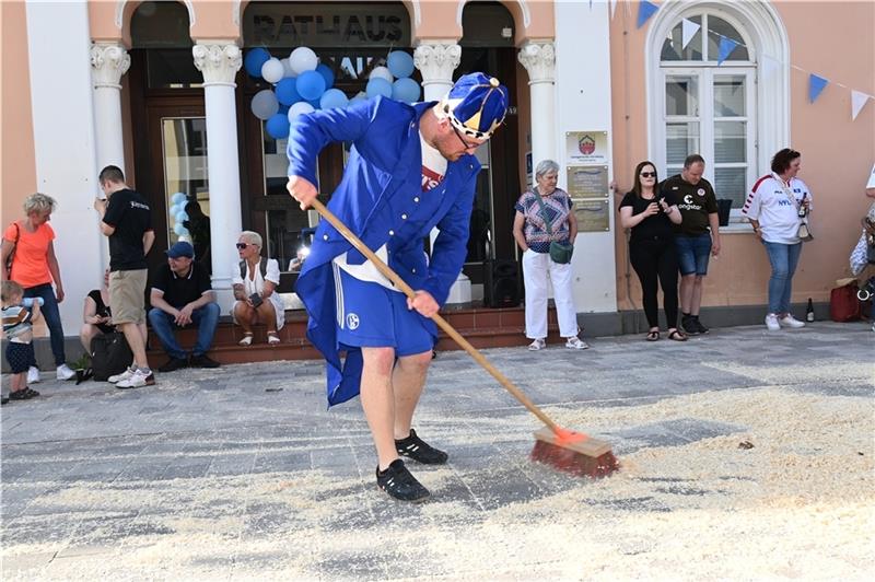 Simon Guth ist eingefleischter Schalke-Fan. Deshalb verwandelten seine Freunde zu seinem 30. Geburtstag die Lange Straße in Horneburg in die Veltins-Arena. Foto: Vasel
