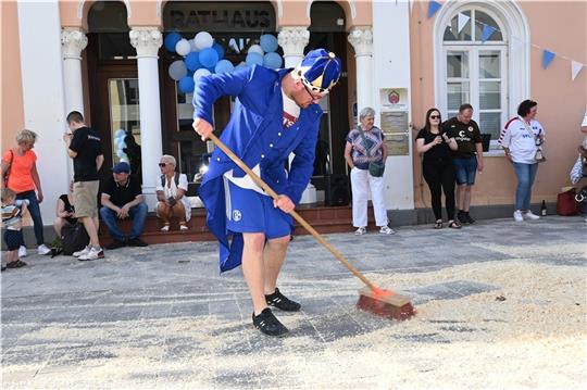 Simon Guth ist eingefleischter Schalke-Fan. Deshalb verwandelten seine Freunde zu seinem 30. Geburtstag die Lange Straße in Horneburg in die Veltins-Arena. Foto: Vasel