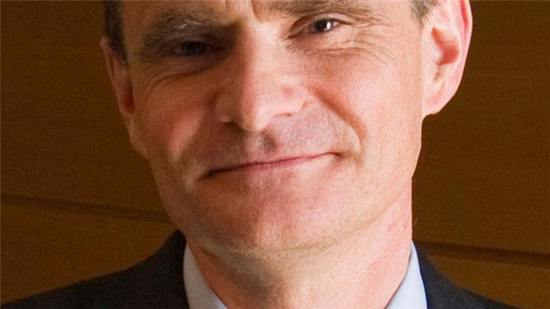 Nobelpreisträger: Die Welt ist ein gefährlicher Ort Simon Johnson stammt ursprünglich aus Großbritannien, lebt aber schon lange in den USA.