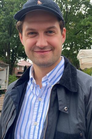 Simon Kayser ist mit einer Frage zu seiner Unternehmensgründung auf Ralf Dessel zugekommen.