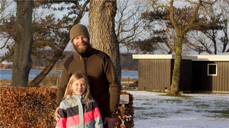 Simon Kilimann bei einem Besuch auf dem Campingplatz am Lillebælt mit seiner Tochter Mathilda.