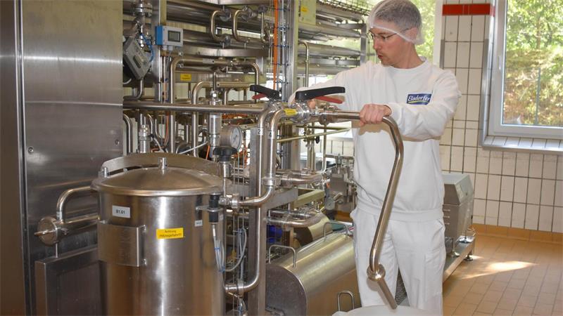 High-Protein aus Elsdorf: So tüftelt die Molkerei an neuen Trends Simon Klaer mit dem Prototypen einer Produktionsmaschine. Auch in deren Entwicklung sind die Produktentwickler involviert.