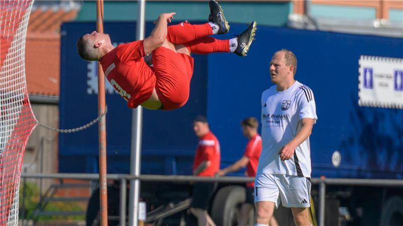 Hitzeschlachten beim Kreispokal - Spannung und Drama in den Finals Simon Laß feiert sein 2:0 per Rückwärtssalto. Der A/O-Stürmer kommt aus dem Kampfsport und feierte dort viele Erfolge. Der Plakettensieg blieb ihm verwehrt.