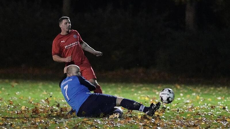 Simon Laß schießt A/O V mit einem Hattrick zum Derbysieg Simon Laß (rotes Trikot) traf im Duell der SV A/O IV und der SV A/O V doppelt.