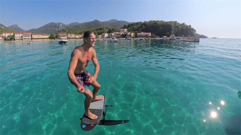 Simon Pawlowski trainiert mehrfach in der Woche und genießt das „Gleiten“ über dem Wasser. 