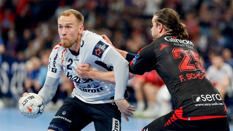 Simon Pytlick (l) und die SG Flensburg-Handewitt spielten in Lemgo. (Archivbild)