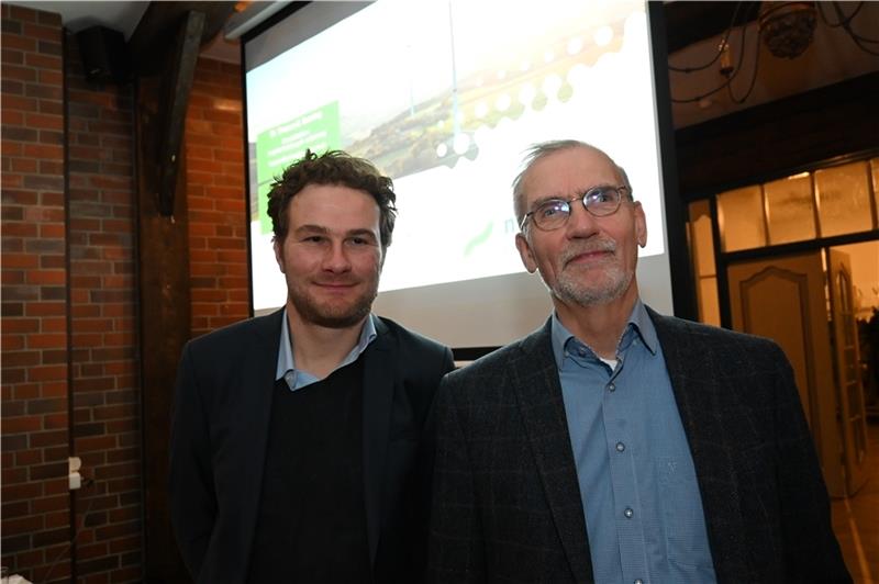 Simon Rhodes und Dr. Thomas Banning (von links) von der Naturstrom AG waren zu Gast im Bürgerforum in Neuenkirchen. Foto: Vasel