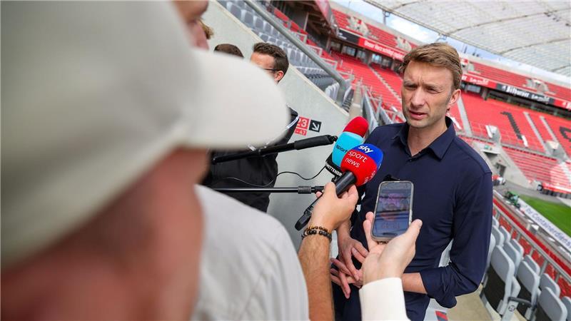 Blitz-Aus von ten Hag in Leverkusen - wer folgt als Trainer? Simon Rolfes erklärte das Aus des Trainers der Presse.