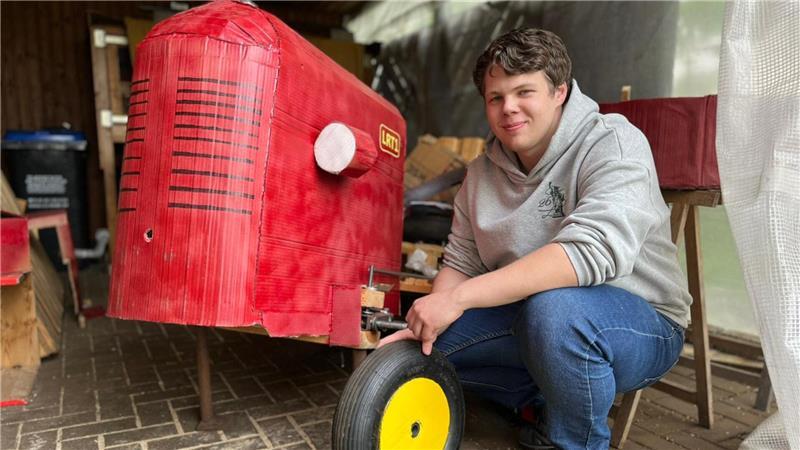 Simon Stelljes mit seiner Seifenkiste, dem "Kleinen Roten Traktor". Noch ist sie nicht ganz fertig.