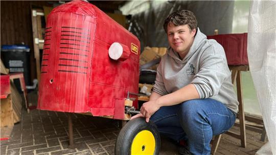 Simon Stelljes mit seiner Seifenkiste, dem "Kleinen Roten Traktor". Noch ist sie nicht ganz fertig.